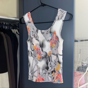 Pleated crinkle tank with cool pattern